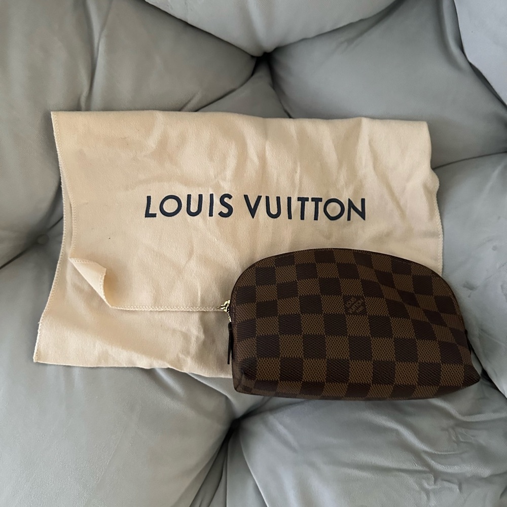 AUTHENTIC LOUIS VUITTON DE COSMECTIC POUCH 🇫🇷🤎🖤🤎🖤 LIKE NEW-SOLD